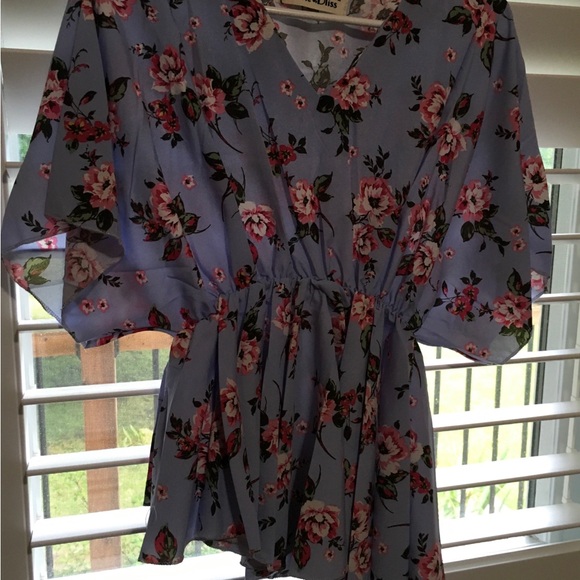 Cherie Bliss Flowing Asymmetrical Periwinkle Blouse.
Onesize fits most.US14 - Picture 5 of 5